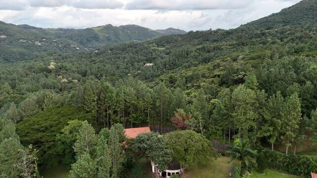 Hermosa vista &aacute;rea de las monta&ntilde;as de altos del mar&iacute;a en panam&aacute;