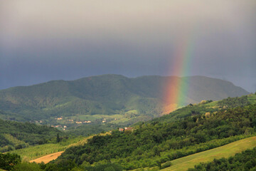 arcobaleno sul Monte Fuso tra le colline di Parma nel comune di Neviano Arduini
