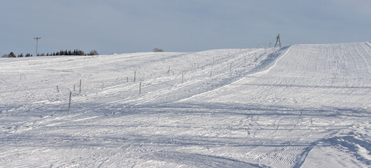 Skipiste, Schlitten, Bobfahren, Winter, Schnee, Winterzeit, Winterlandschaft, blauer Himmel, 