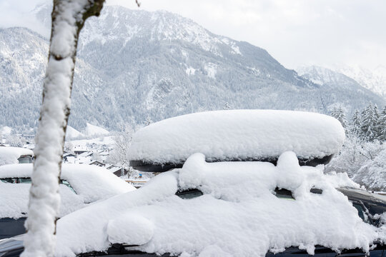 Auto, Autodach, Dachbox im Winter,  Schnee, Winterzeit, Winterlandschaft, Eiszeit, viel Neuschnee