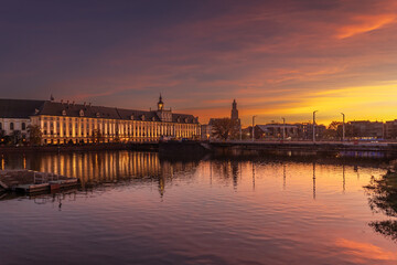 Zachód słońca w mieście - Wrocław zachód słońca z widokiem na rzekę Odrę, budynki i niebo. © Tomasz