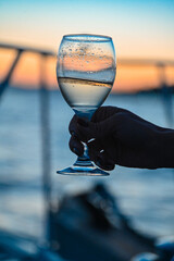бокал шампанского на море