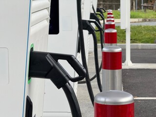 quatre bornes électriques en extérieur