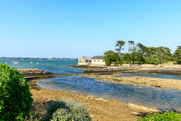 The passage to the island of Berder in Larmor-Baden in Europe, France, Brittany, Morbihan, Larmor Baden, in summer, on a sunny day. © Florent