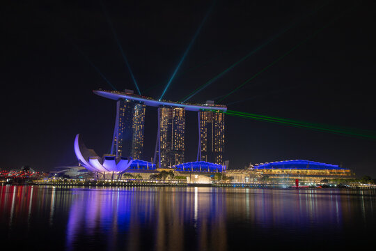 Nachtaufnahme der Singapur Skyline, Marina Bay