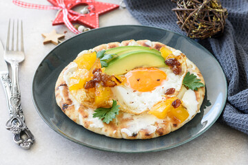 Naan bread with yolk egg