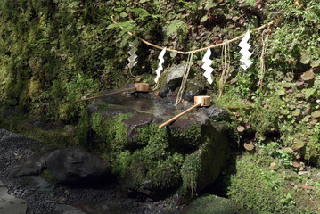 貴船神社　奥院参道の手水鉢　京都市左京区