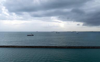 Obraz premium View of the Pacific Ocean from the cruise pier in Panama City; several small and large ships are sailing on the water.