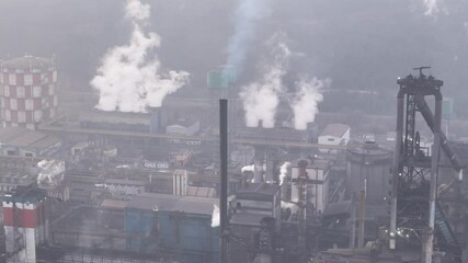 This aerial footage visualizes smoke emissions from industrial facilities,drawing attention to environmental pollution and climate change.Suitable for sustainability and ecological awareness projects.