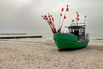 Kuter rybacki na plaży nad polskim morzem. Sieci połów © MR. Stanek