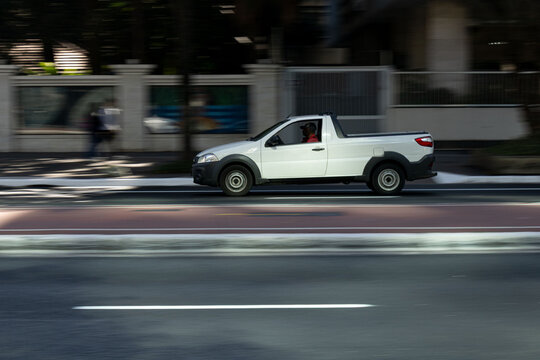 Carros em alta velocidade em avenidas na cidade de S&atilde;o Paulo. 