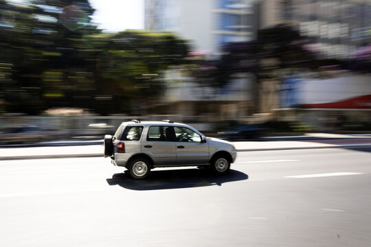Carros em alta velocidade em avenidas na cidade de S&atilde;o Paulo. 