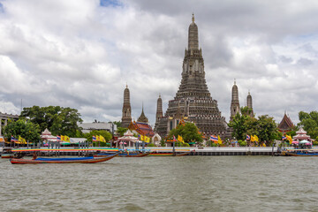 Fototapeta premium Wat Arun a.k.a. The Temple of Dawn on the Chao Phraya River, Bangkok, Thailand