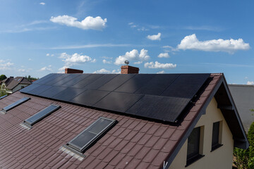 Odnawialne źródła energii, zielona energia ze słońca, panele fotowoltaiczne, instalacja