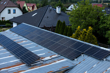 Odnawialne źródła energii, zielona energia ze słońca, panele fotowoltaiczne, instalacja.  © MR. Stanek