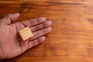 木製のブロックを持っている人