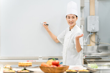 調理師のセミナー・専門学校・社員教育で教える講師の女性

