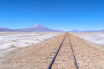 山と砂漠と鉄道 - チリの雄大な自然
