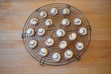 10歳の子供と焼いた焼きたて手作りクッキー。アーモンドとココア味のアイスボックスクッキー