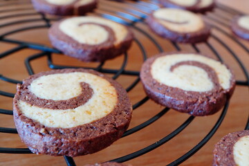 10歳の子供と焼いた焼きたて手作りクッキー。アーモンドとココア味のアイスボックスクッキー