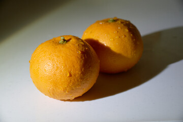 スポットライトに照らされたみずみずしいみかん