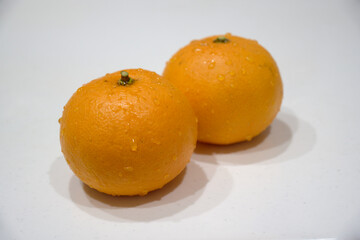 水滴のついた2つのみずみずしいみかん