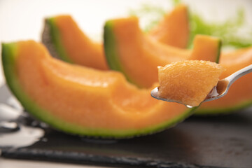 テーブルの上においた美味しいカットメロン