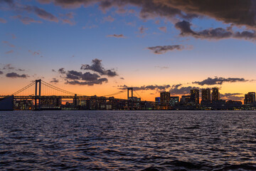 トワイライトタイムのレインボーブリッジ（東京湾）
