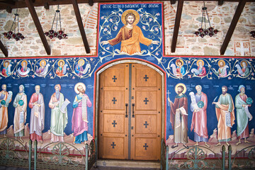 断崖の上に立つメテオラ修道院の室内