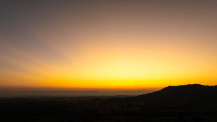 Obraz premium Enjoy a panoramic view of the skyline. The sun rises in the morning sky with colorful clouds. and beautiful cloud patterns In the soft light of the morning 