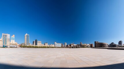Obraz premium A vast city plaza with a skyline under a clear blue sky. Featuring openness and clarity