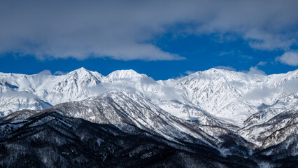 Obraz premium 冬の北アルプスと山並み 長野県白馬村