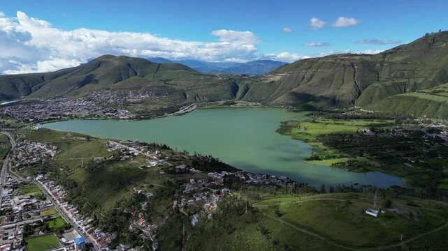 Vista a&eacute;rea de la laguna de Yahuarcocha de Ibarra, Imbabura con luz suave y monta&ntilde;as al fondo