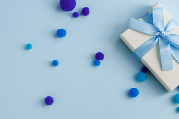 水色のリボンを結んだプレゼントのイメージ