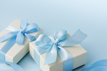 水色のリボンを結んだプレゼントのイメージ