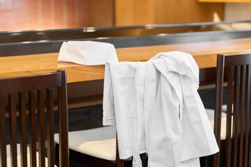 椅子に掛けられた和食のユニフォーム