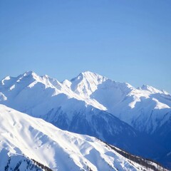 Obraz premium Snow-covered mountains with a clear blue sky