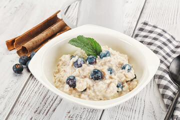 Oats porridge with blueberry