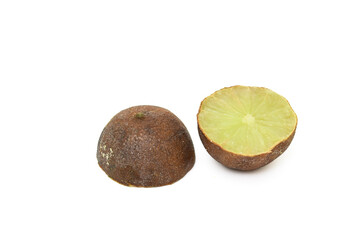 Zgniła limonka na białym tle przecięta na pół, nieświeże owoce, zepsute cytrusy  © Paweł Kacperek