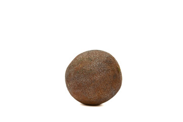 Stara nieświeża limonka z ciemno brązową wysuszoną skórką na białym tle  © Paweł Kacperek