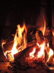 Kaminfeuer brennt in einem Ferienhaus in Schweden