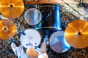 Batería tocando en un concierto acústico los platillos y bombo, caja.