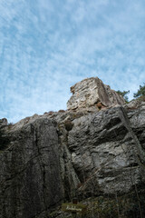 Rocher de Rochebrune dans les alpes mancelles, saut du Cerf