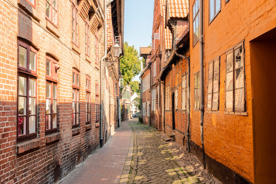 Narrow street in the old city of L�neburg with historic gothic redbrick buildings and half-timbered houses, L�neburg, Germany