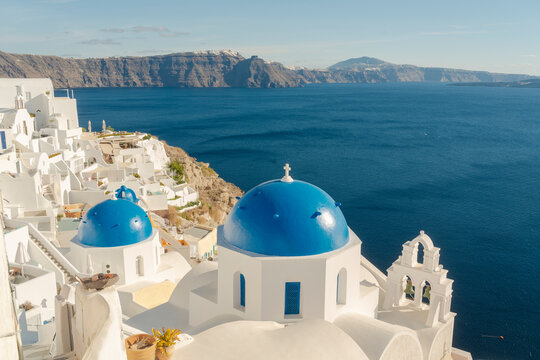 Fototapeta View of the village of Oia in Santorini featuring blue domes and churches.