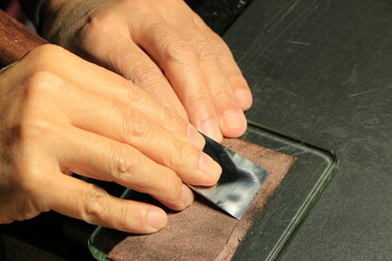 レザークラフトで革を薄く漉く