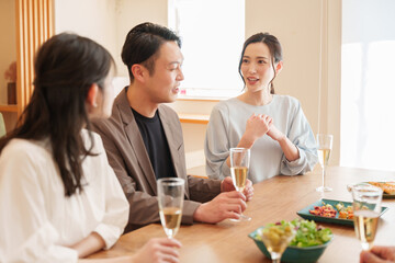 ホームパーティーをする男女