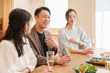 ホームパーティーをする男女