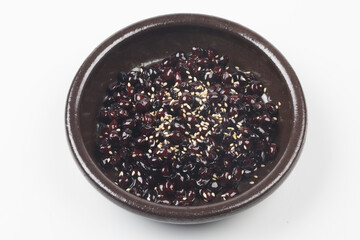 A side dish made by roasting or boiling soybeans and simmering them in soy sauce along with oil, sesame seeds, and starch syrup.