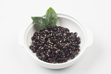  A side dish made by roasting or boiling soybeans and simmering them in soy sauce along with oil, sesame seeds, and starch syrup.
